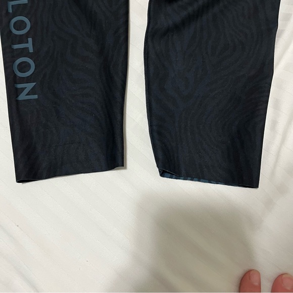 Peloton Cadent High-Rise Reversible Zebra Print Legging Black/Blue size Medium - Picture 13 of 16